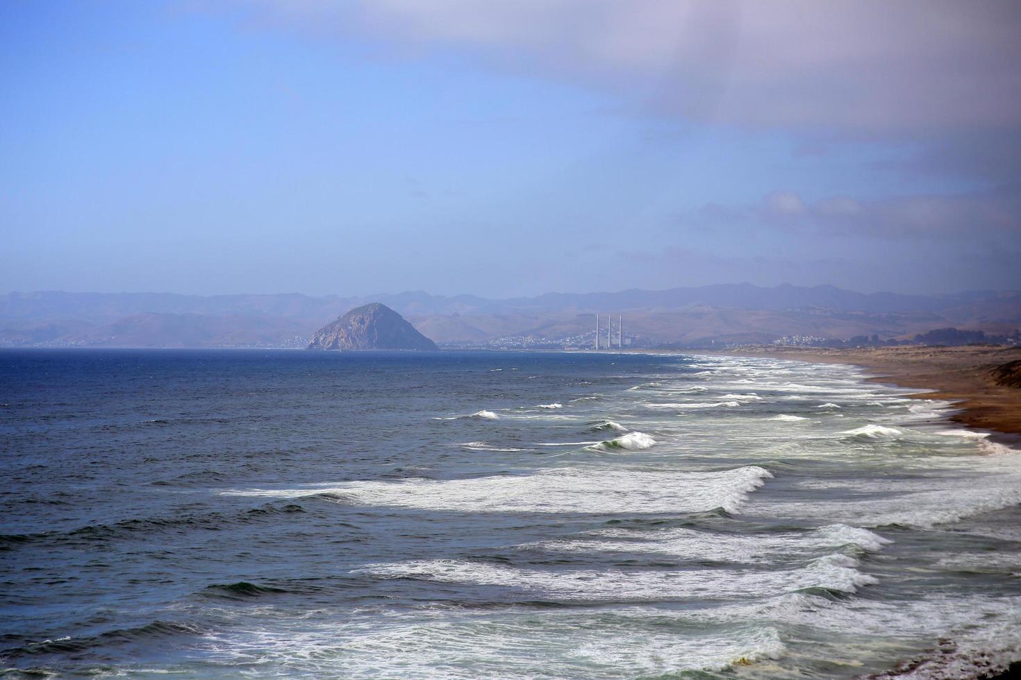 Vista de la roca morro en la costa de California foto