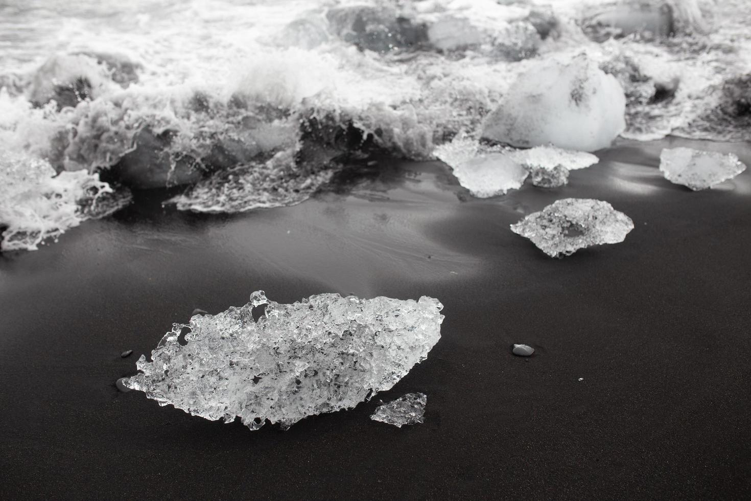 Hielo en la playa negra en Vik, Islandia foto