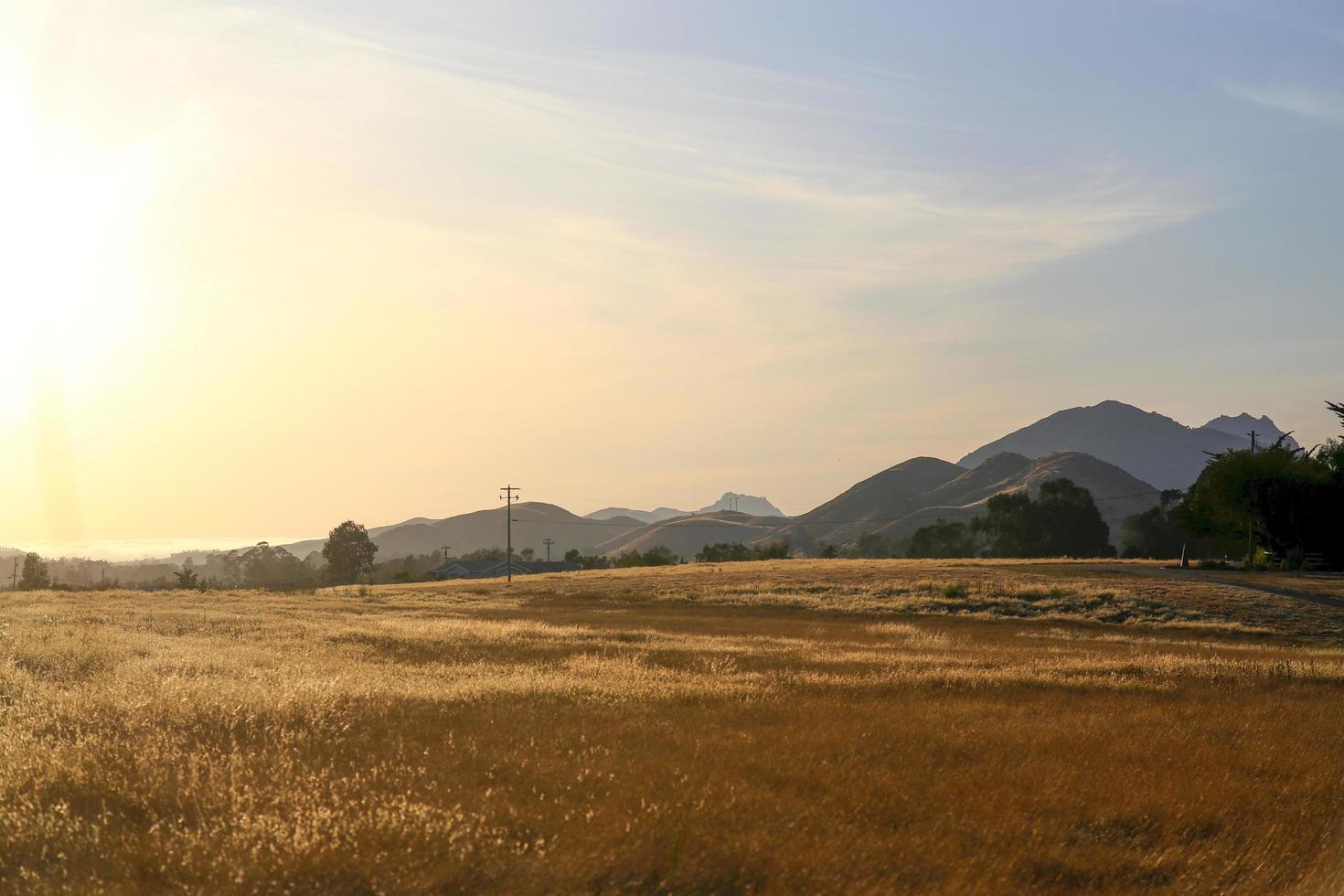 campo seco abierto al atardecer en el valle de california foto