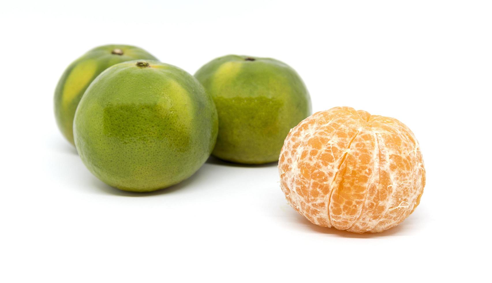 fruta naranja aislada foto