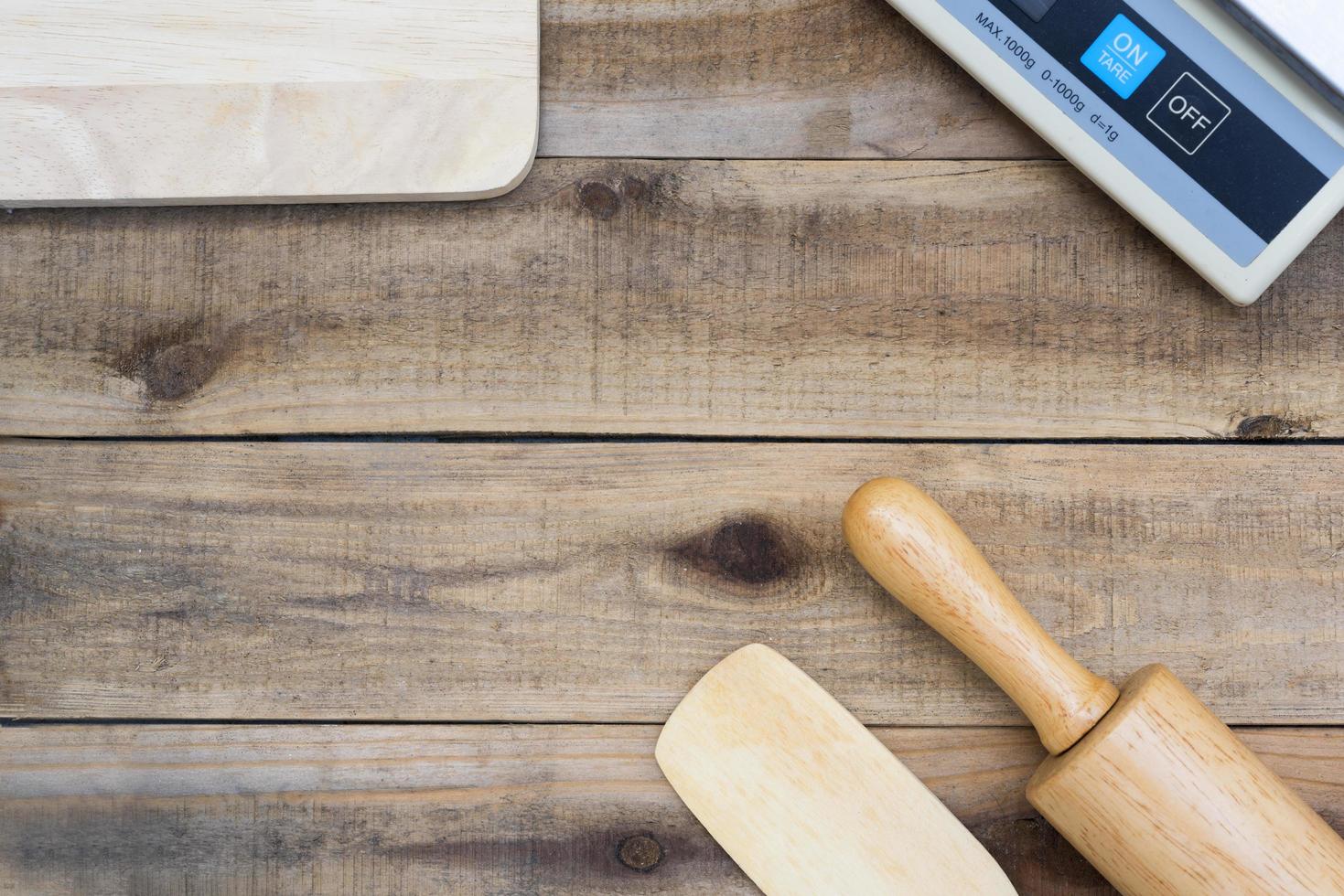 Herramientas de panadería de madera con una balanza digital sobre una mesa de madera foto