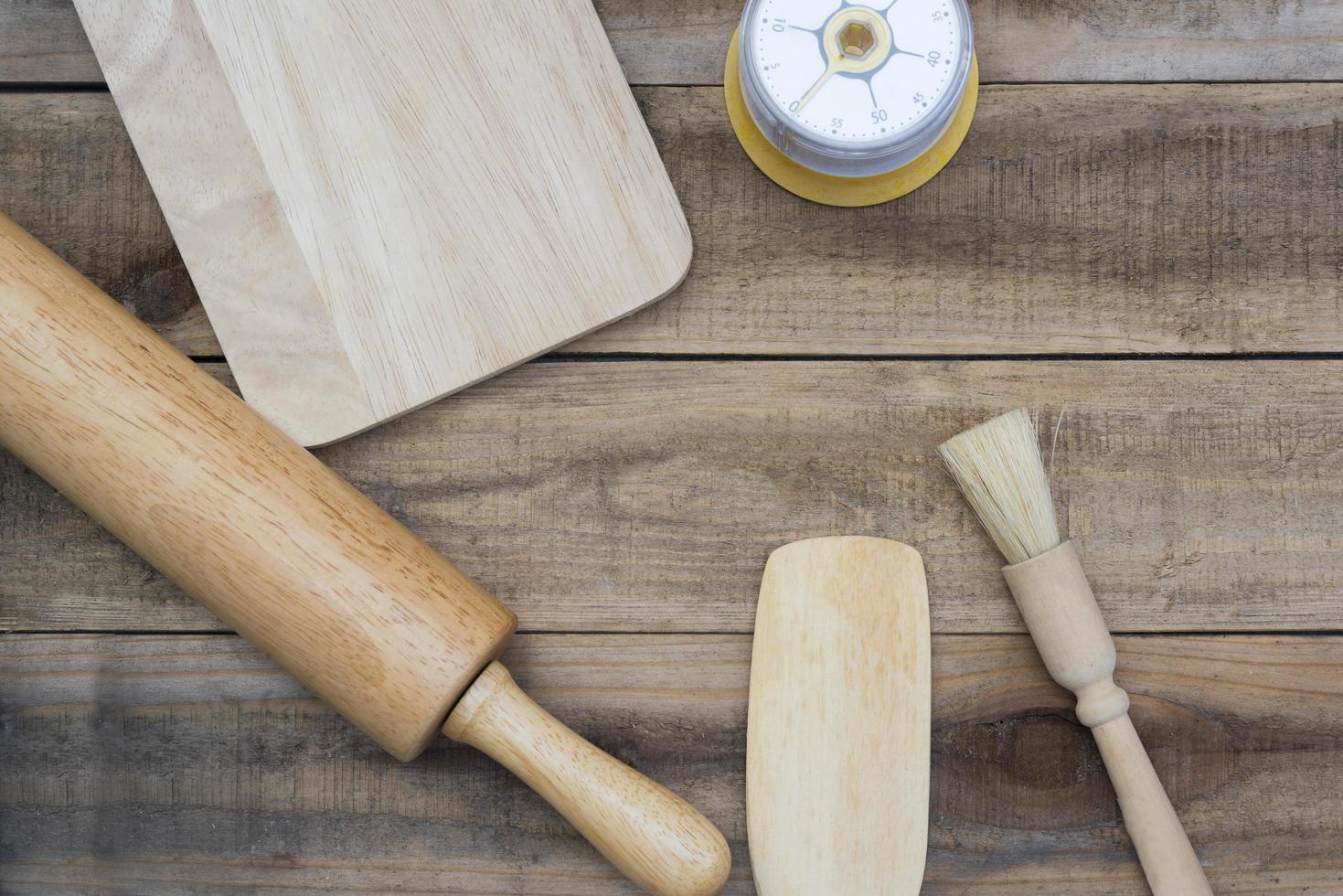 Panadería y utensilios de cocina con un temporizador de cocina sobre una mesa de madera foto