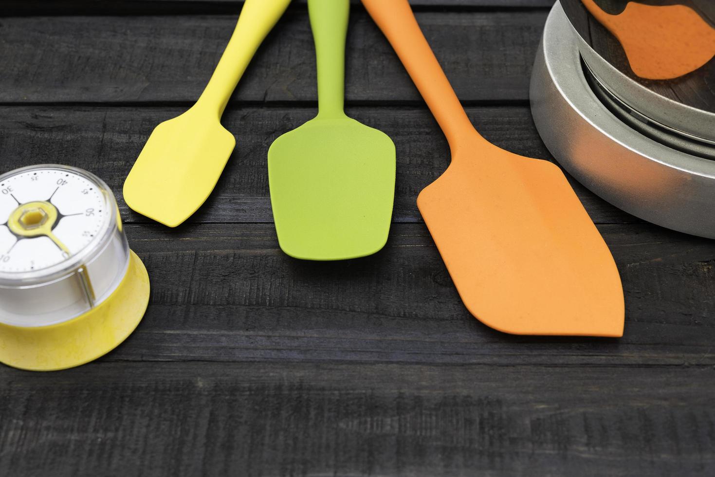 Panadería y utensilios de cocina con un temporizador de cocina sobre una mesa de madera foto