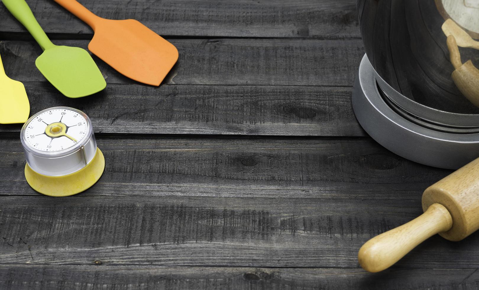 Panadería y utensilios de cocina con un temporizador de cocina sobre una mesa de madera foto