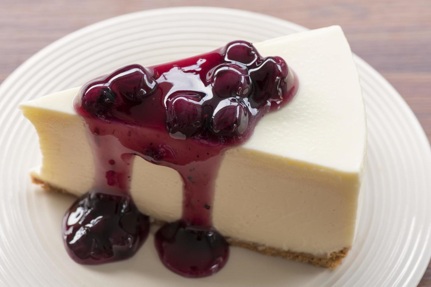 Tarta de queso de Nueva York de arándanos caseros en una placa blanca. foto