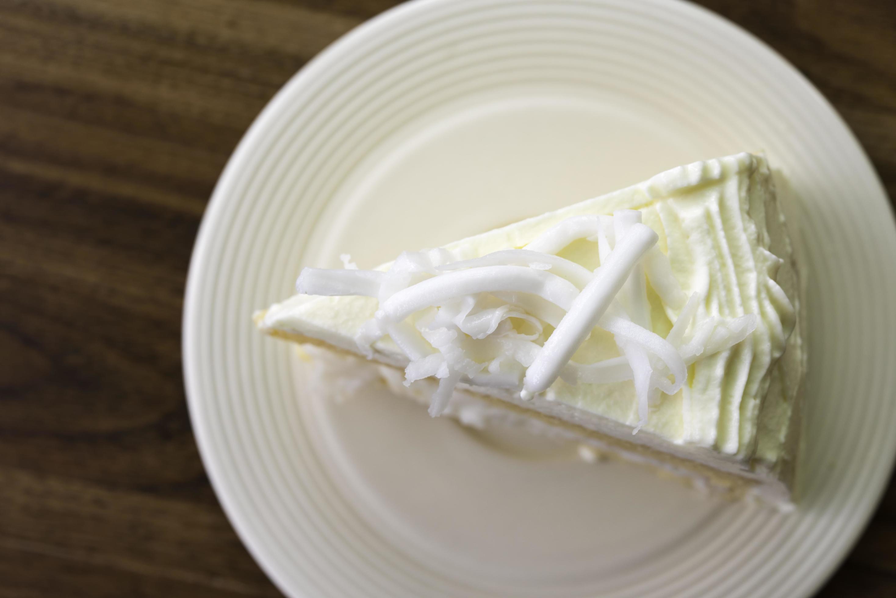 un trozo de tarta de coco en un plato blanco foto