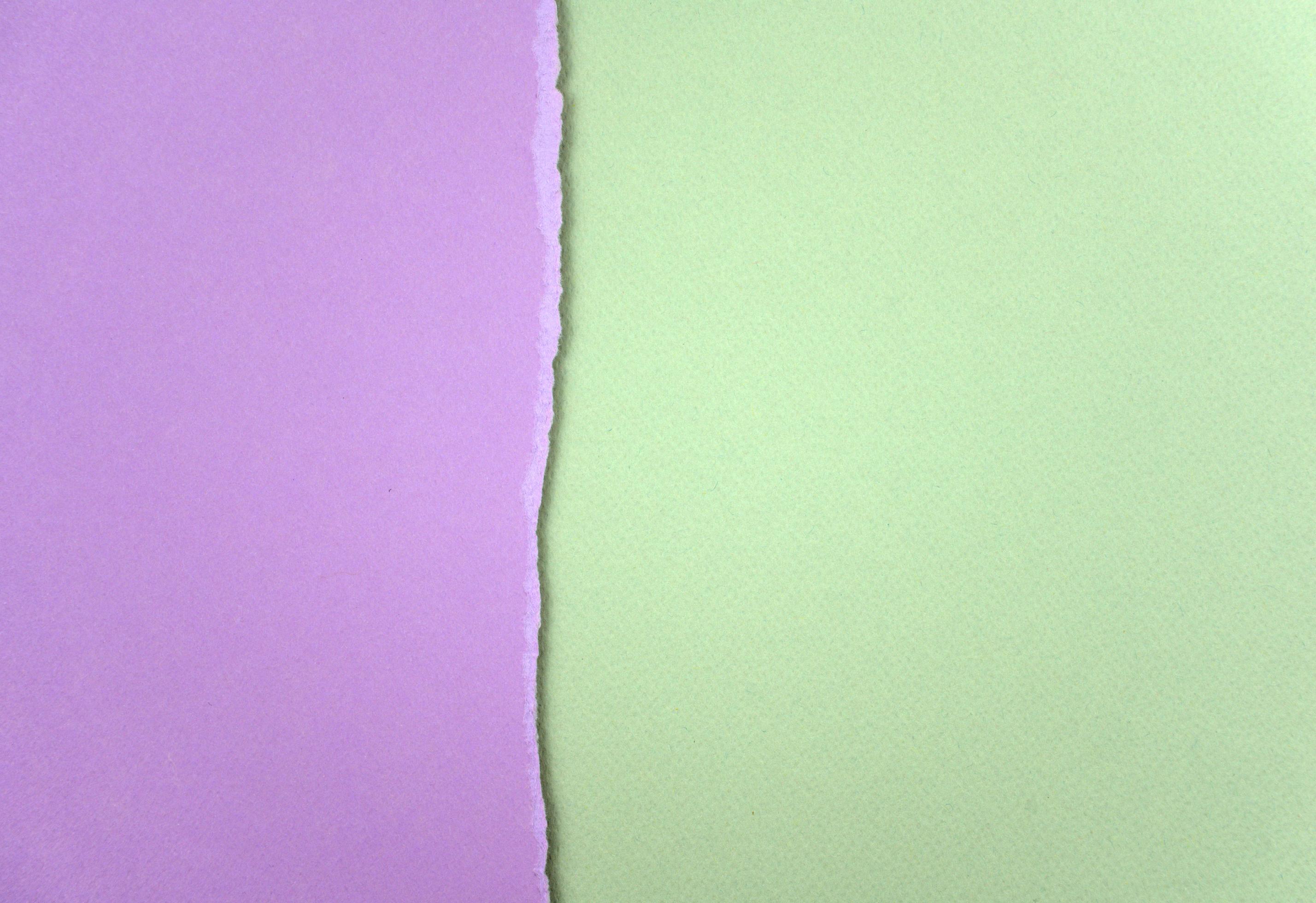 Papel rasgado de color violeta claro y verde textura de fondo abstracto foto