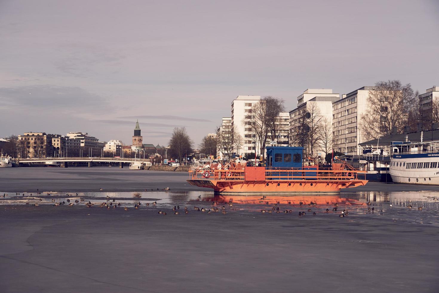 turku, finlandia, 23 de marzo de 2021 - ferry fori en el río aura congelado foto