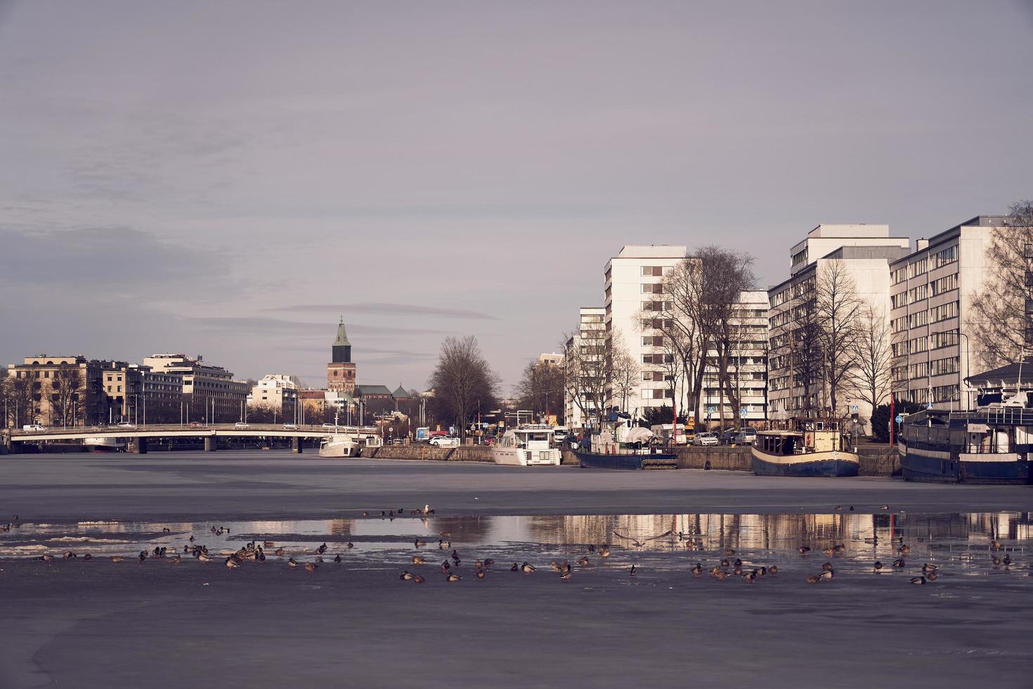 turku, finlandia, 23 de marzo de 2021 - vista de la catedral de turku y el río aura. foto