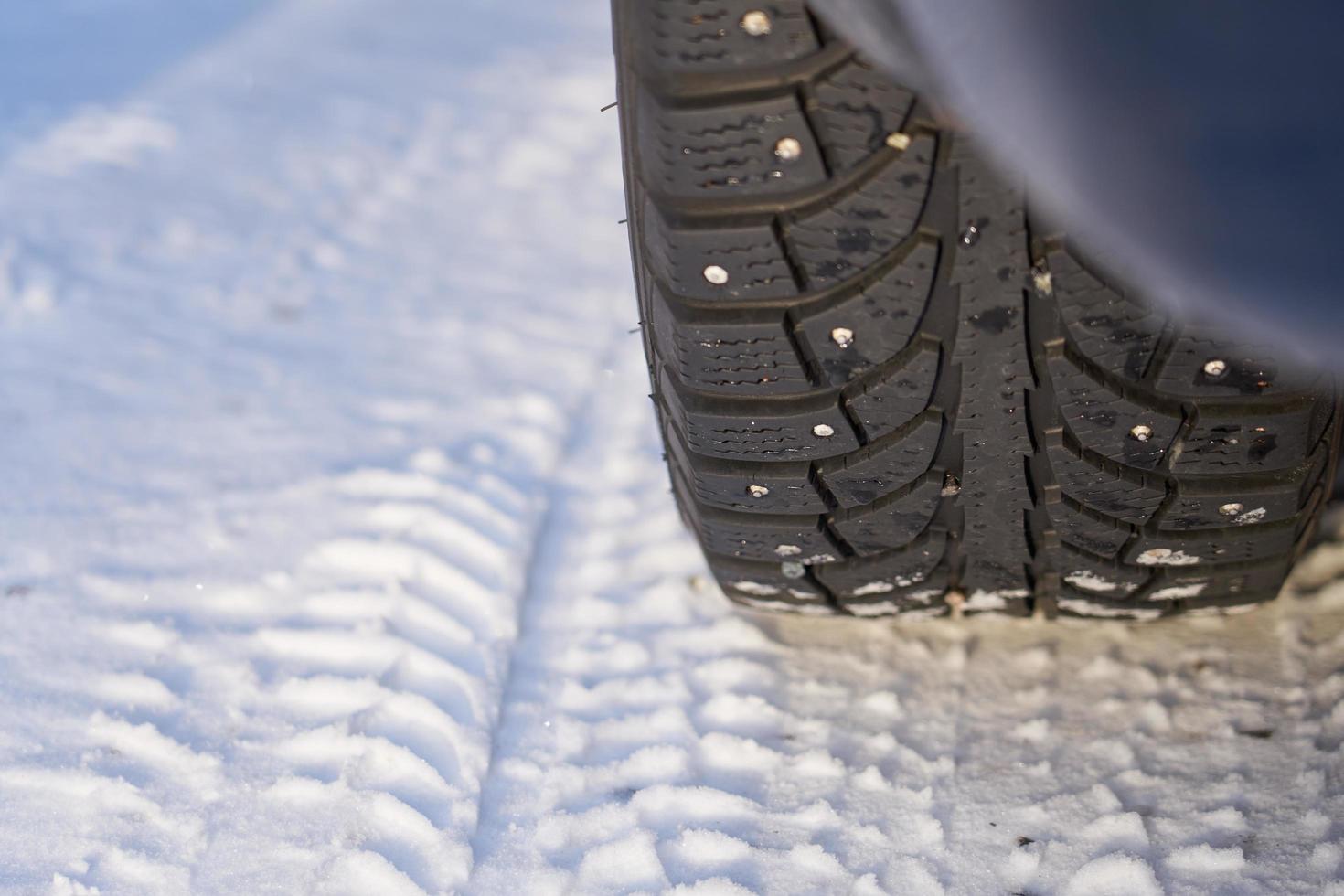 neumático de coche en la nieve foto