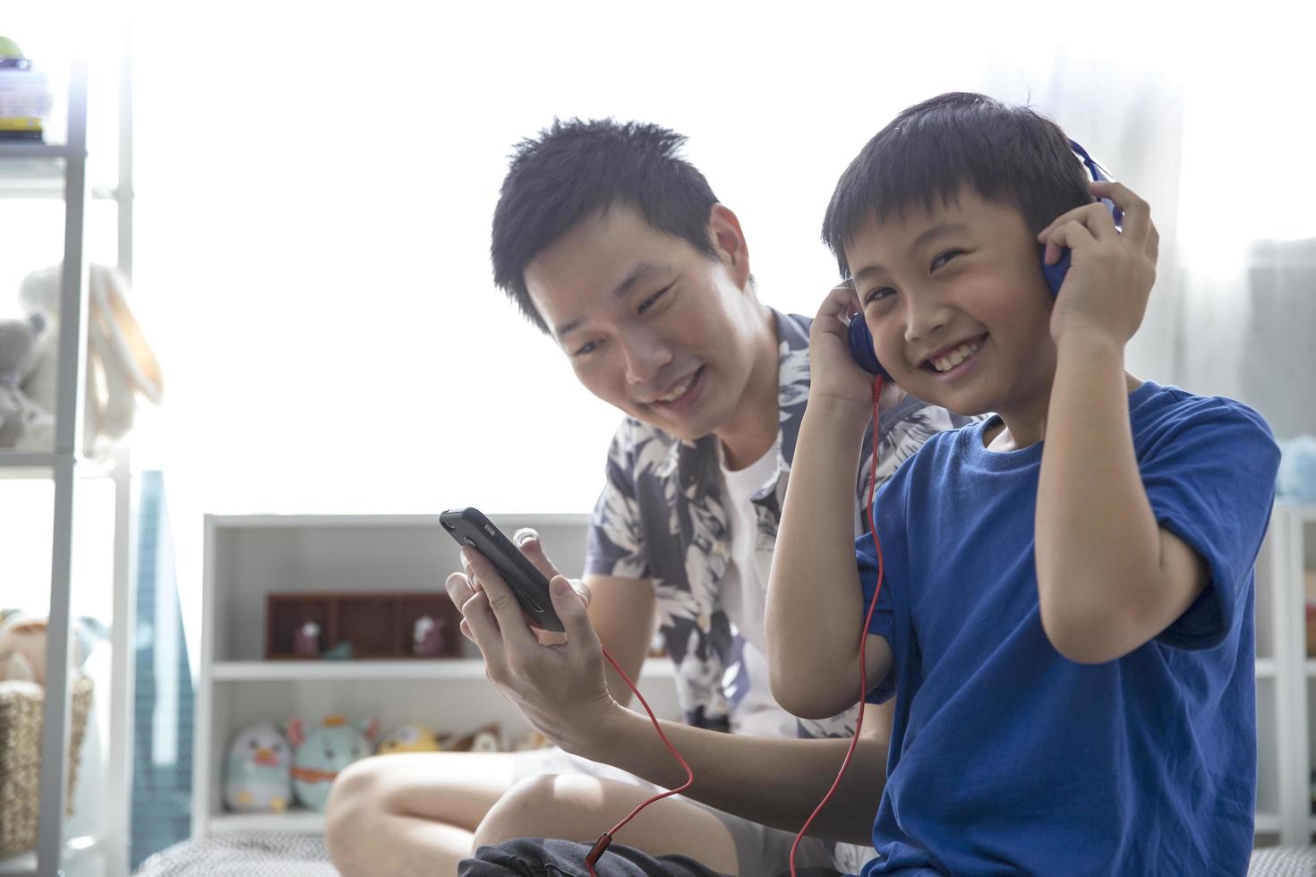 padre e hijo escuchando musica juntos foto