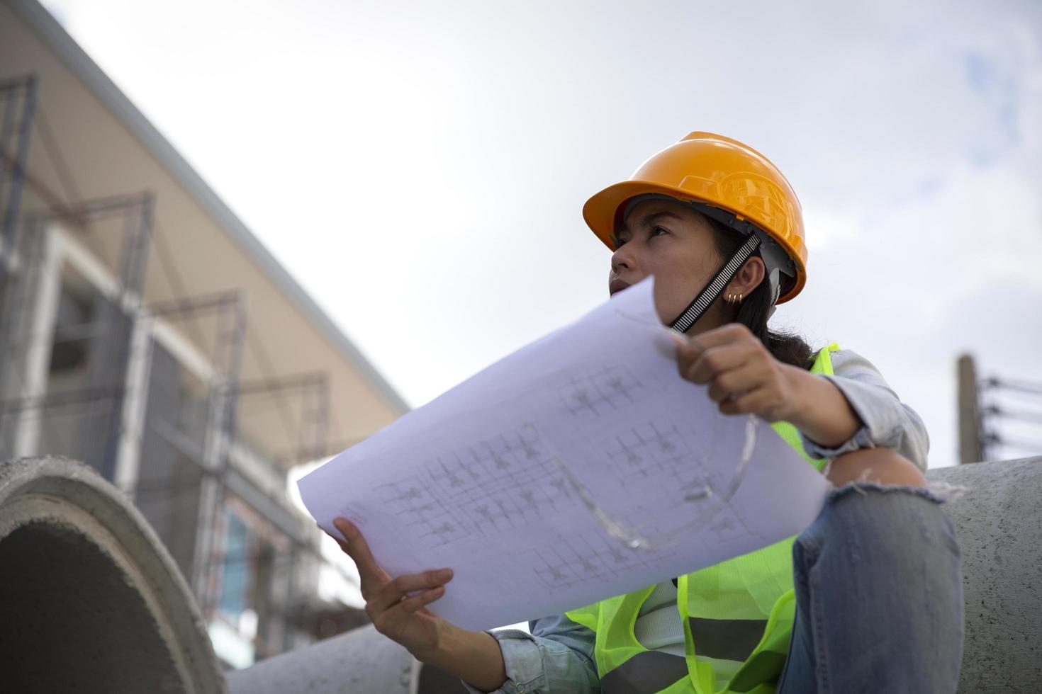 ingeniero inspeccionando un sitio de construcción foto