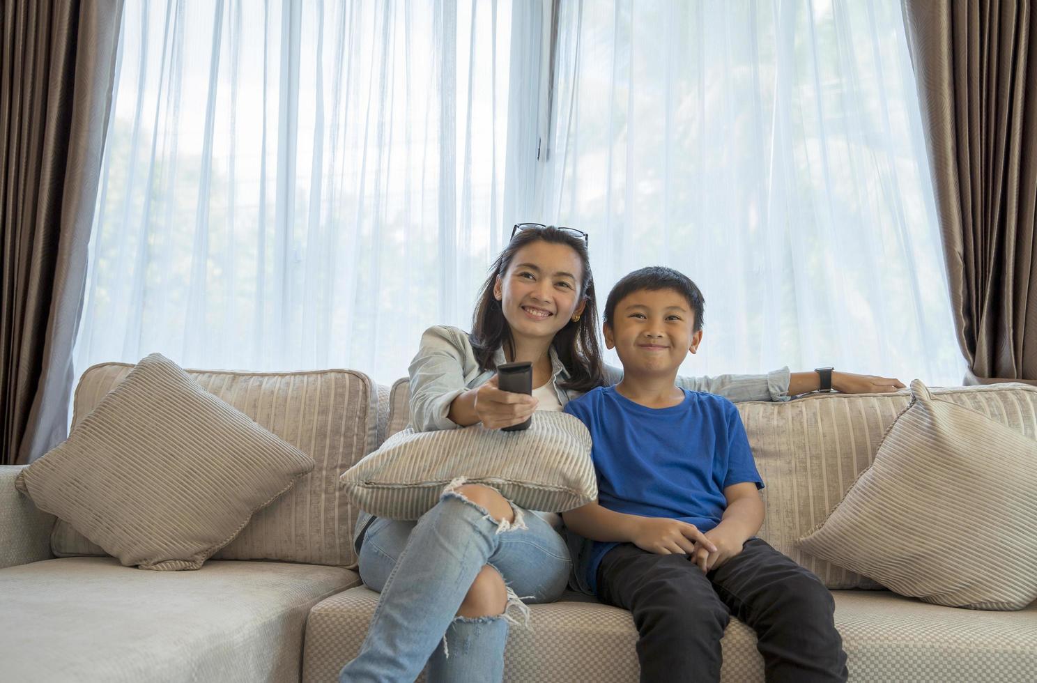 madre e hijo viendo tv foto