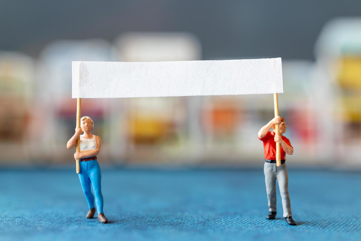 gente en miniatura, manifestantes sosteniendo carteles, levantando sus manos para la revolución, protestando concepto foto