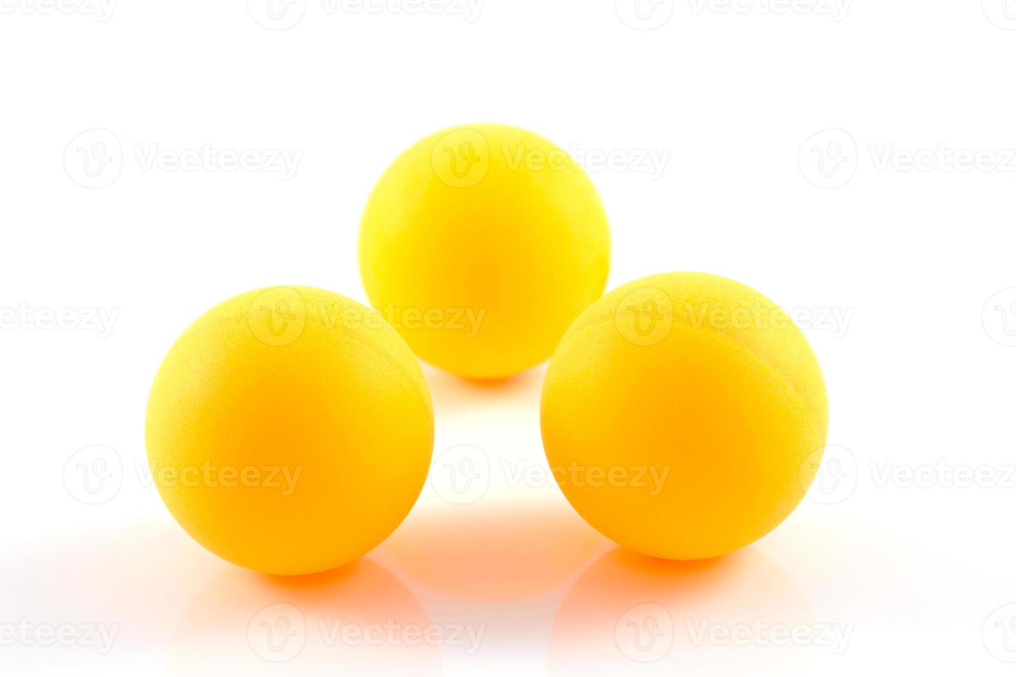 Pelotas de tenis de mesa naranja aislado sobre fondo blanco. foto