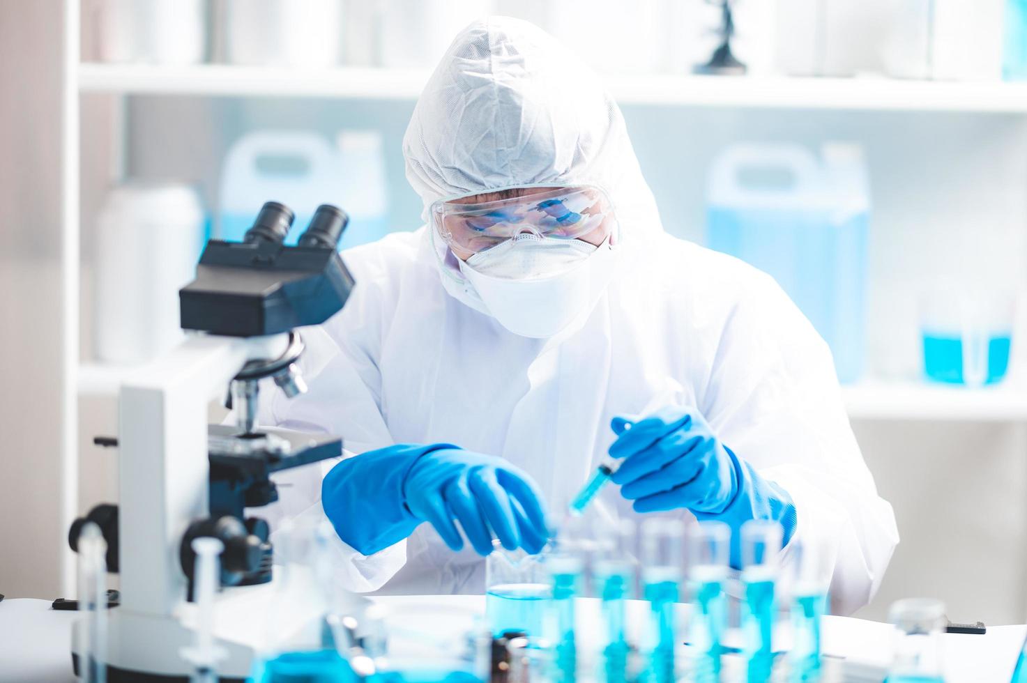 Health care researcher working in a laboratory photo