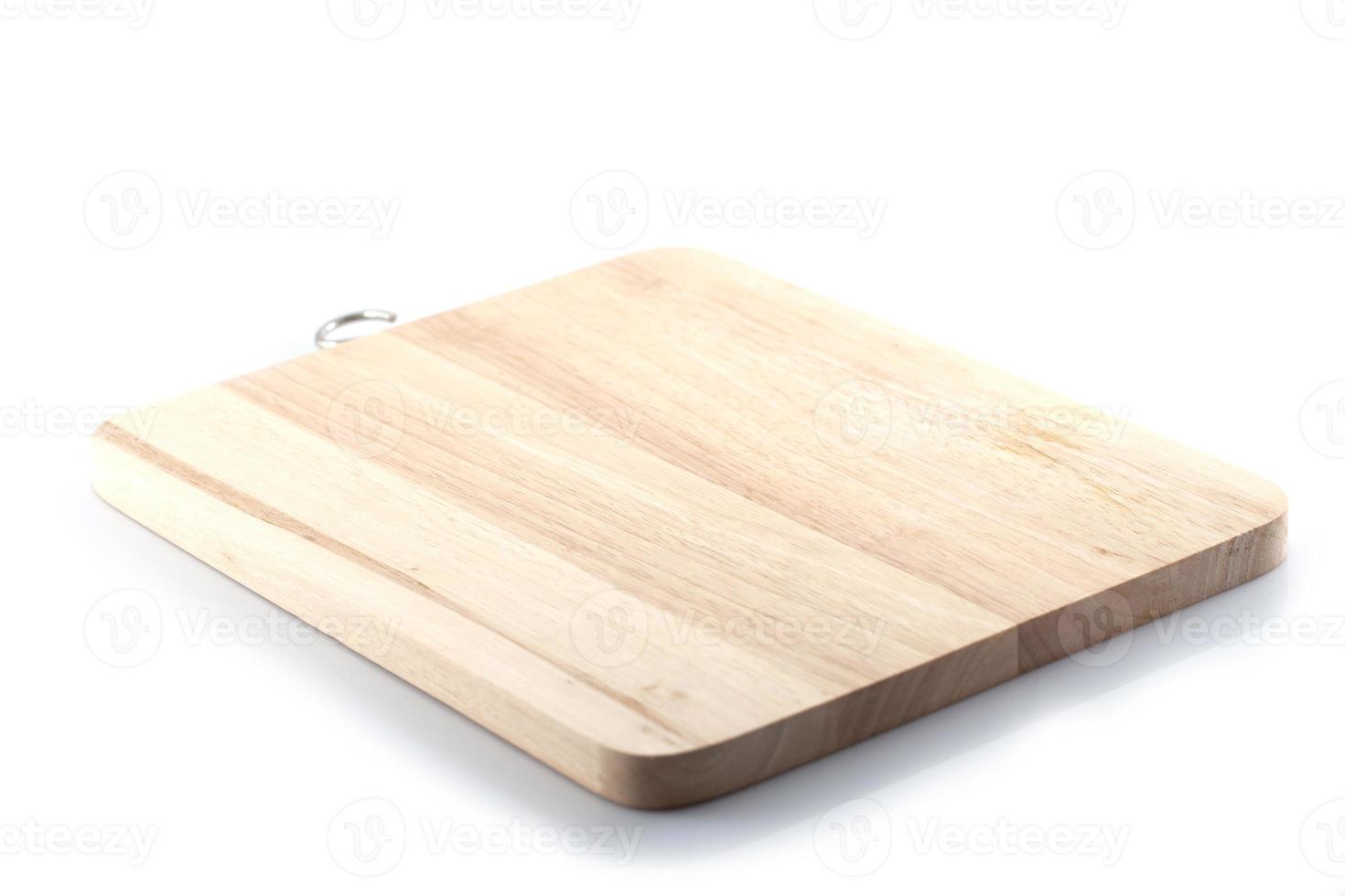 Bloque de carnicero de madera con arañazos sobre un fondo blanco. foto