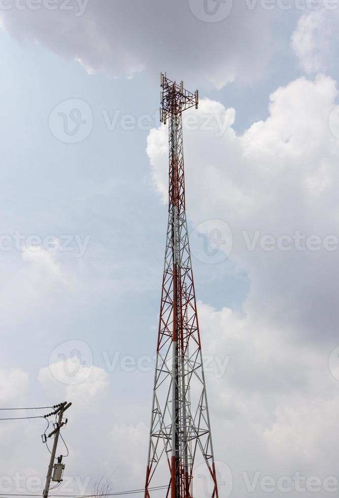 Torre de telecomunicaciones en un fondo de cielo nublado foto