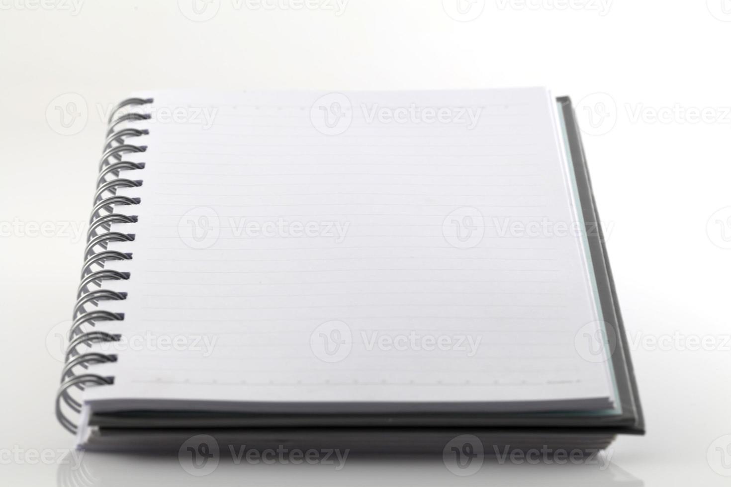 Cuaderno blanco aislado sobre un fondo blanco. foto