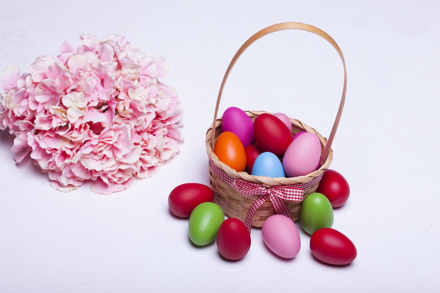 Cesta con huevos de pascua aislado sobre fondo blanco. foto