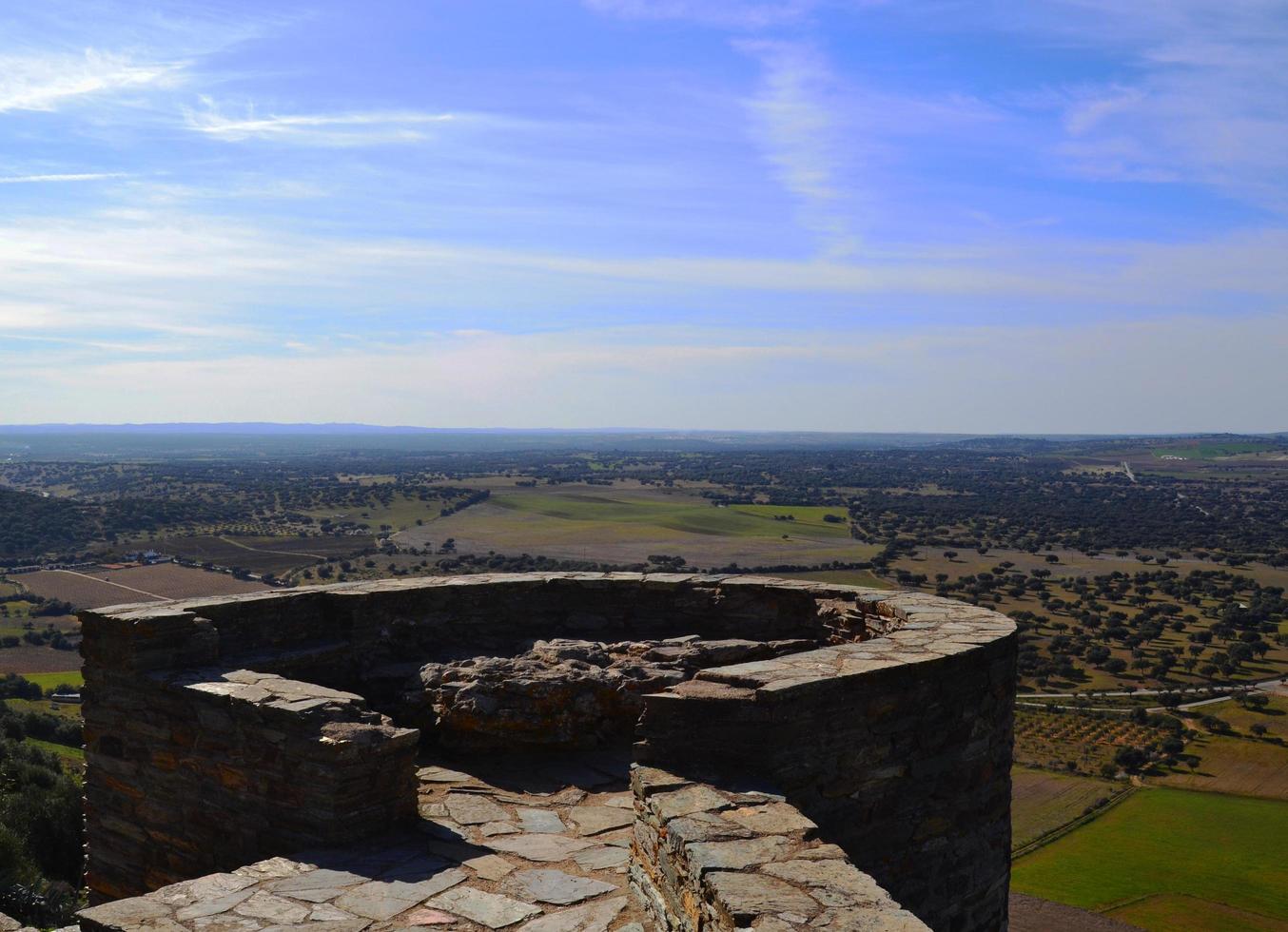 Vistas del Alentejo en Portugal desde un mirador cerca del embalse de Alqueva en Monsaraz en la orilla del Guadiana foto