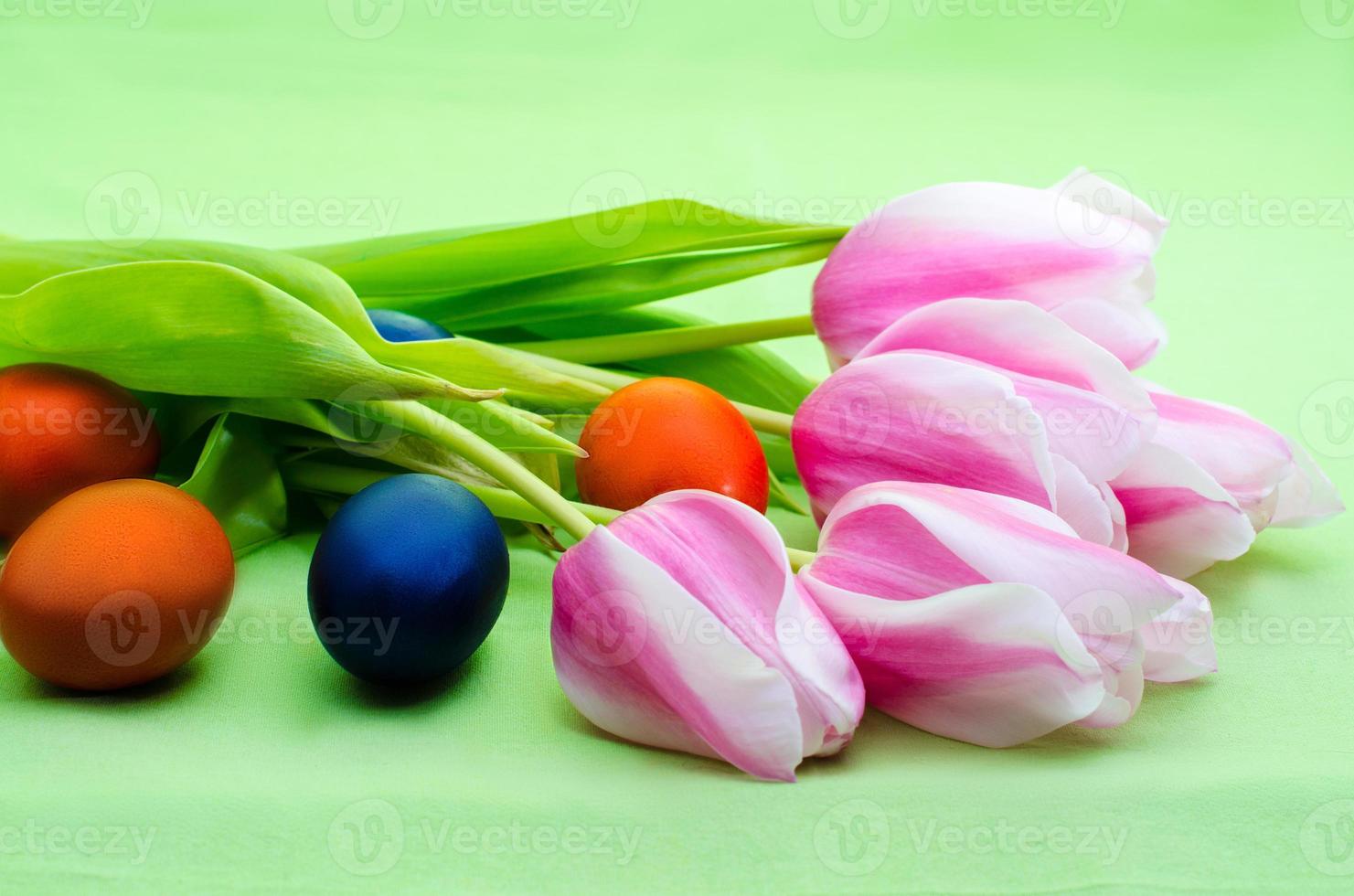 tulipanes y huevos de pascua foto