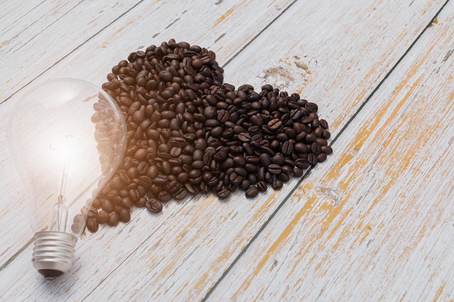 me encanta tomar café, granos de café en forma de corazón, bombilla que emite energía foto