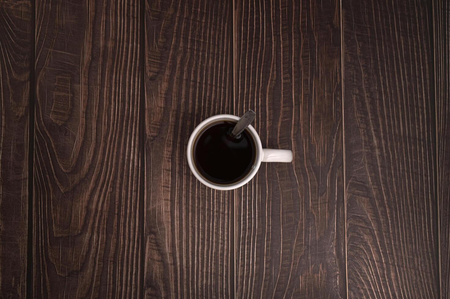 Me encanta tomar café, las tazas de café están sobre la mesa. foto