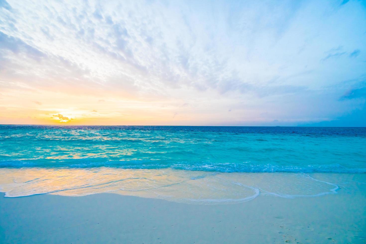 puesta de sol en la isla de maldivas foto