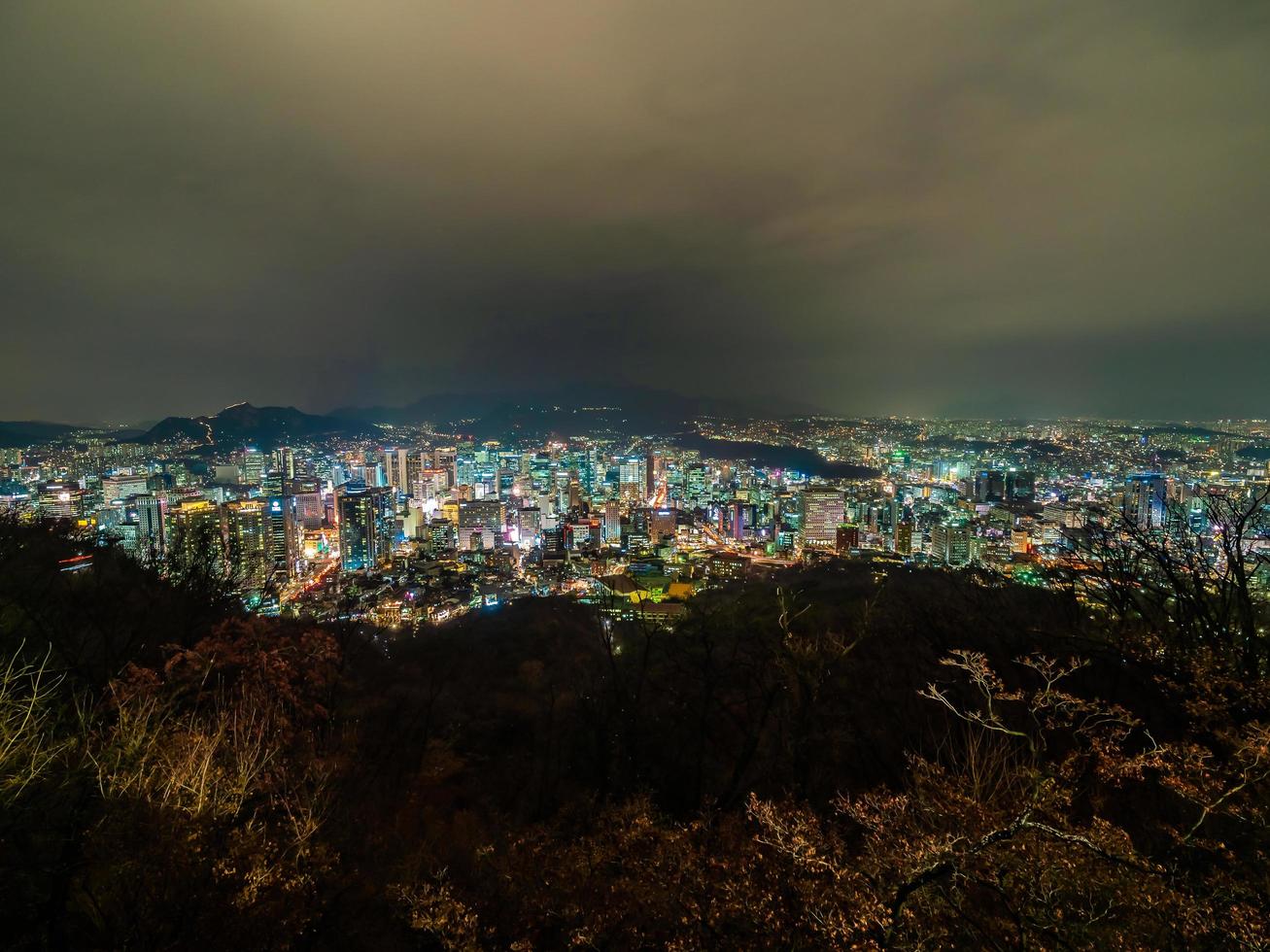 Ciudad de Seúl en la noche, Corea del Sur foto