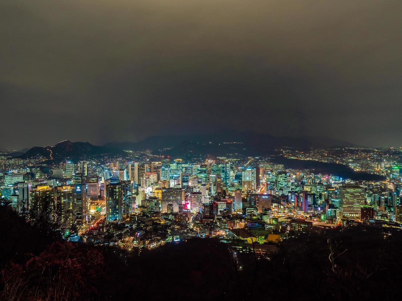 Ciudad de Seúl en la noche, Corea del Sur foto