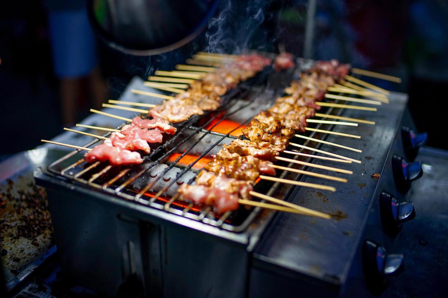 Carne de cerdo a la parrilla tradicional y carne por sistema de gas grill foto