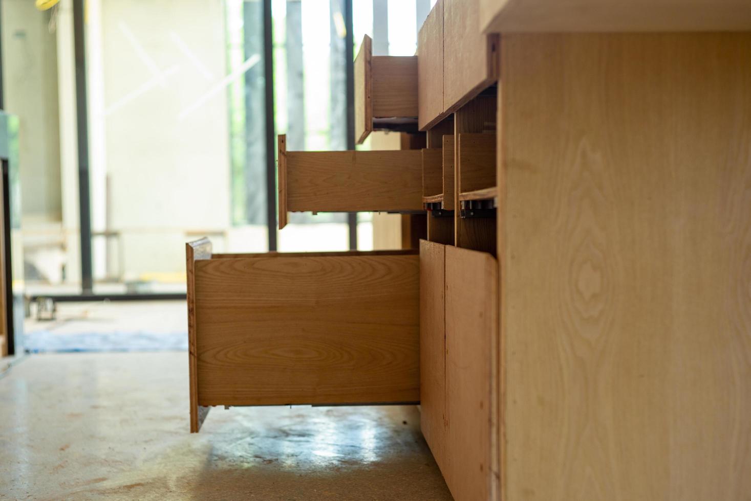 Apertura de estantes de madera en instalación dentro de la casa en construcción. foto