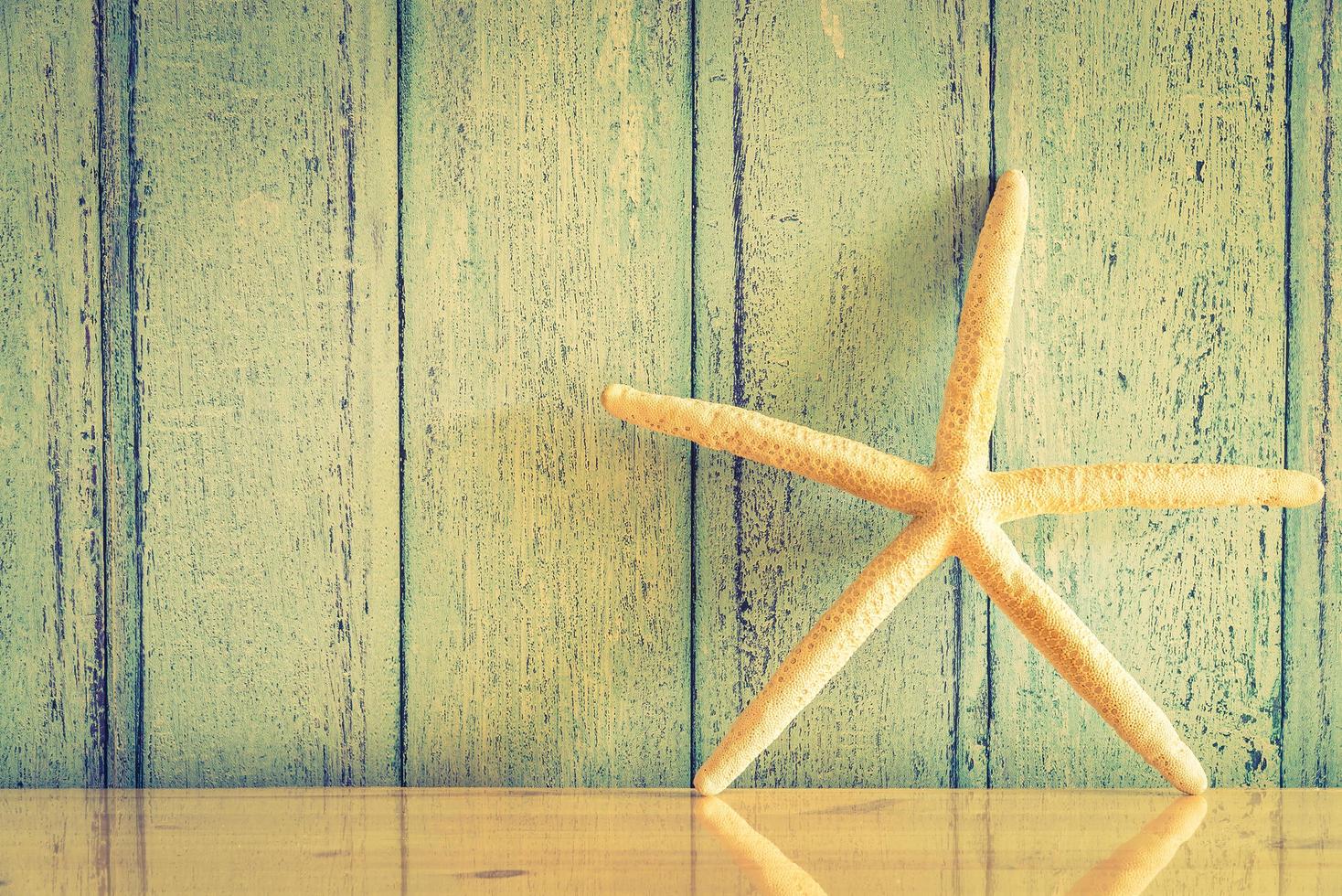 Decoración de estrellas de mar sobre fondo de madera foto