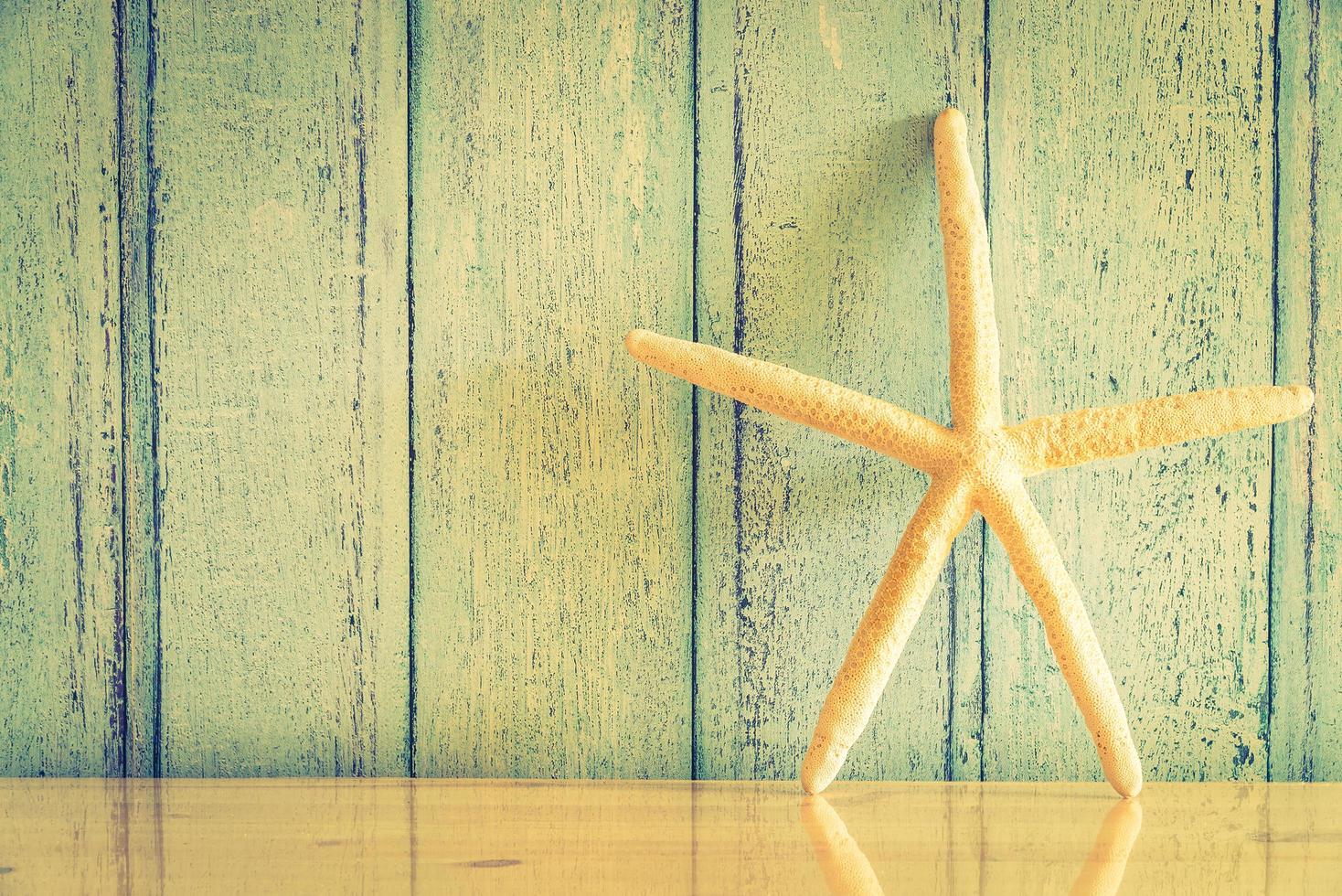 Decoración de estrellas de mar sobre fondo de madera foto