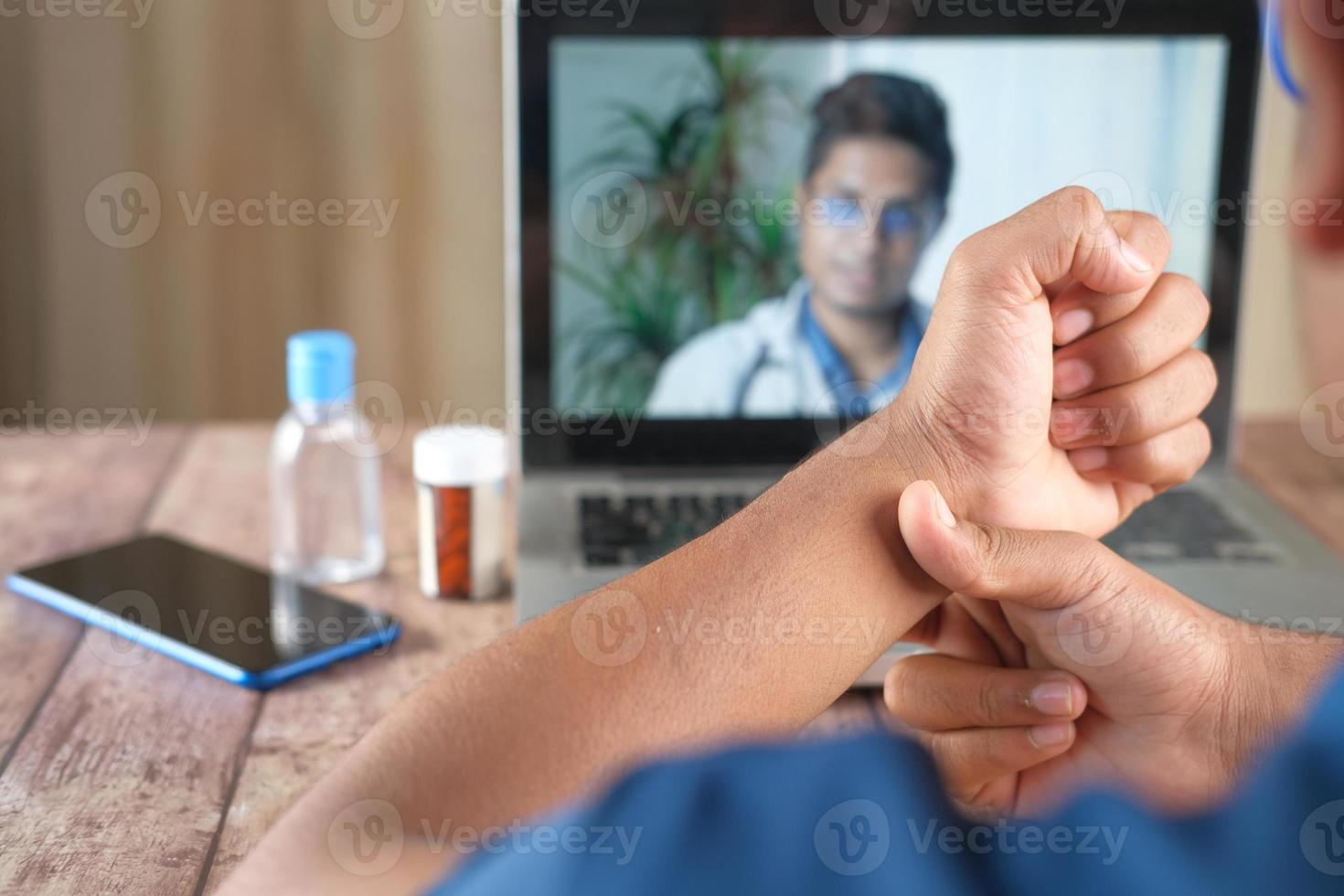 Consulta en línea con el médico en la computadora portátil. foto