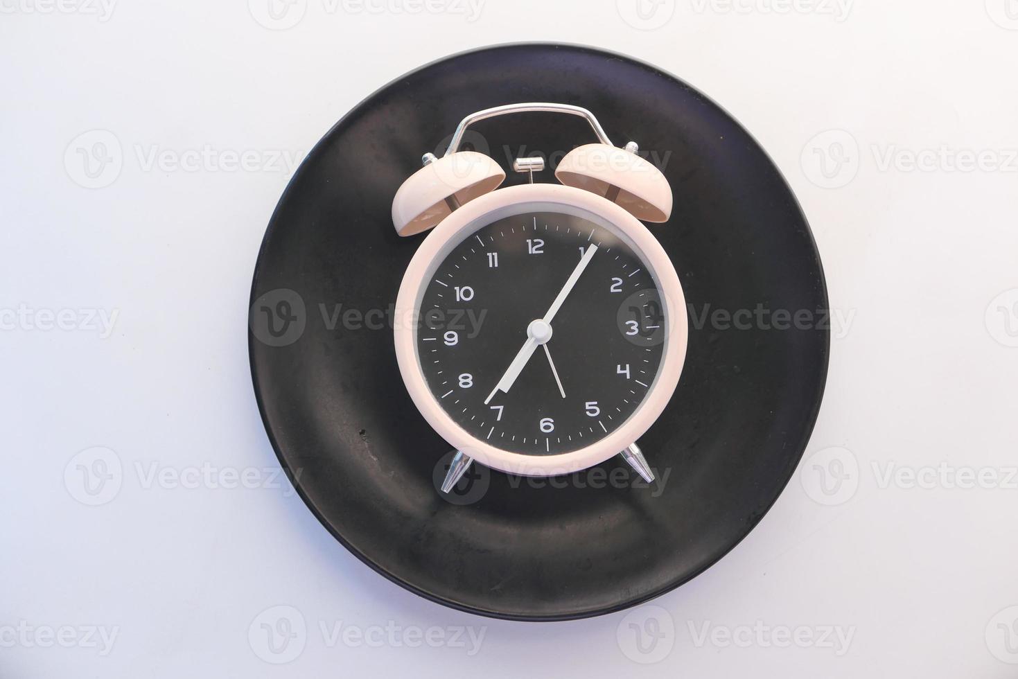 reloj despertador en placa negra foto