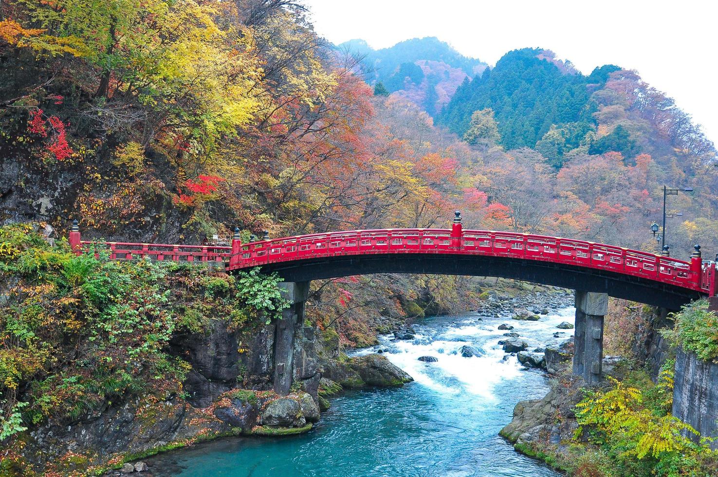 Imagen del paisaje del puente shinkyo con hojas de colores en otoño en Japón foto