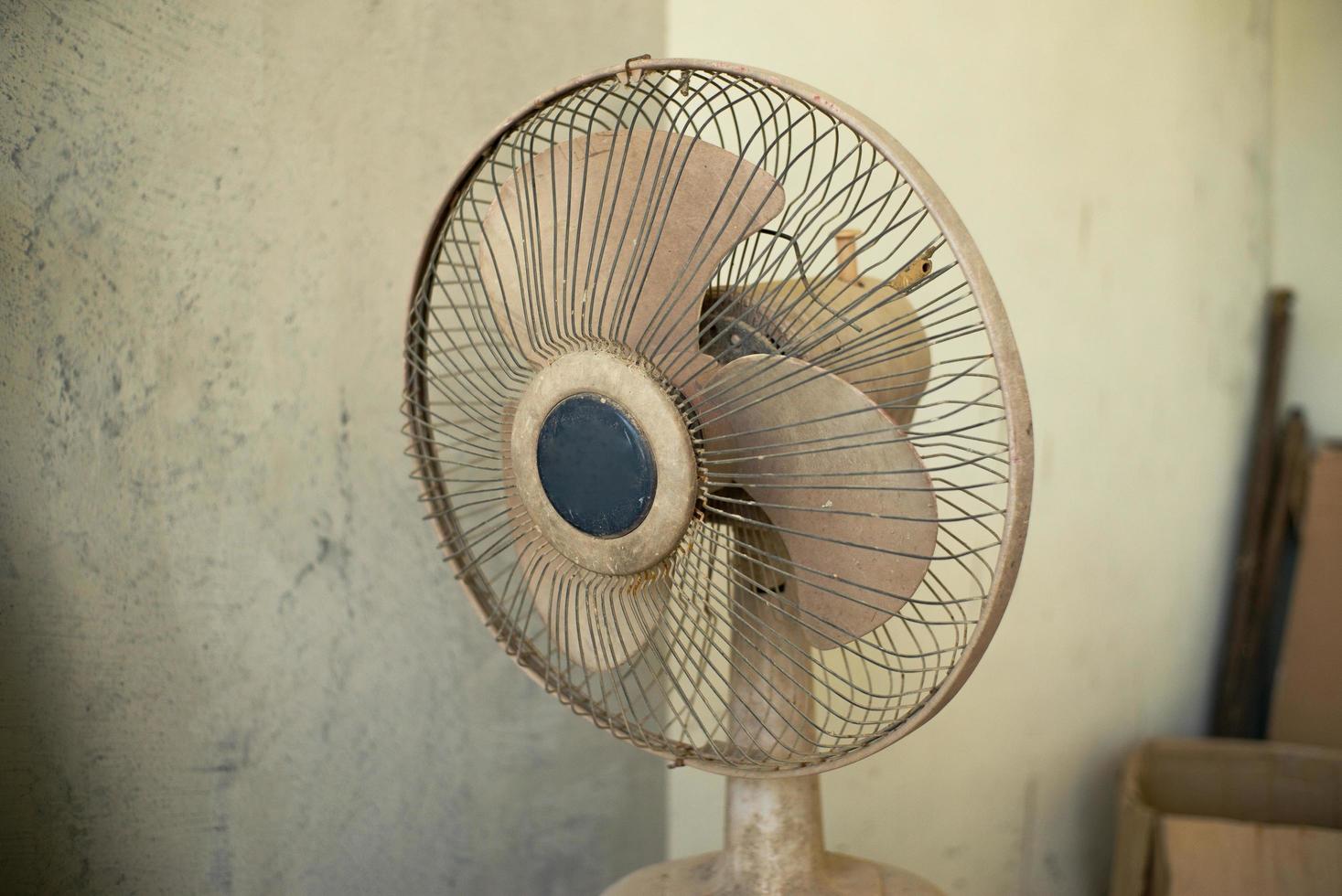 Ventilador eléctrico vintage sucio en el sitio de construcción foto