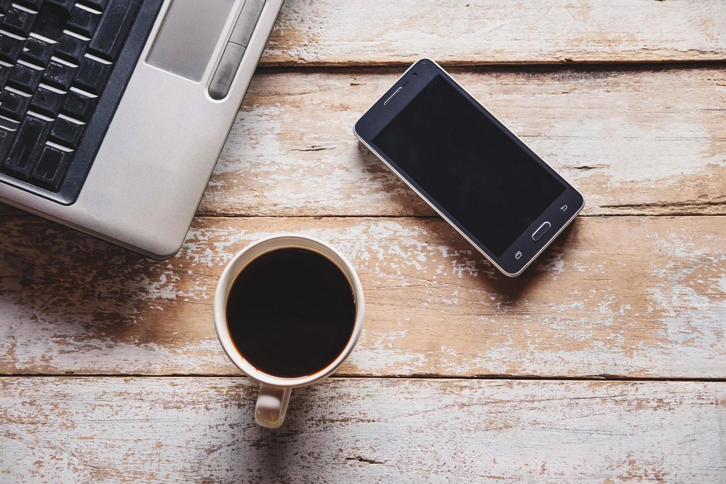 café con un teléfono y una computadora portátil foto