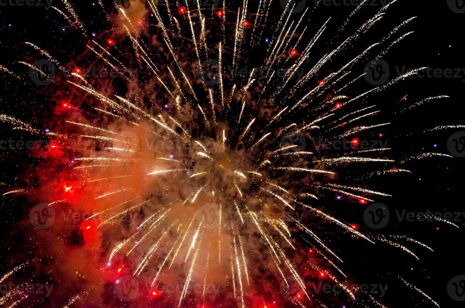 fuegos artificiales rojos y dorados foto