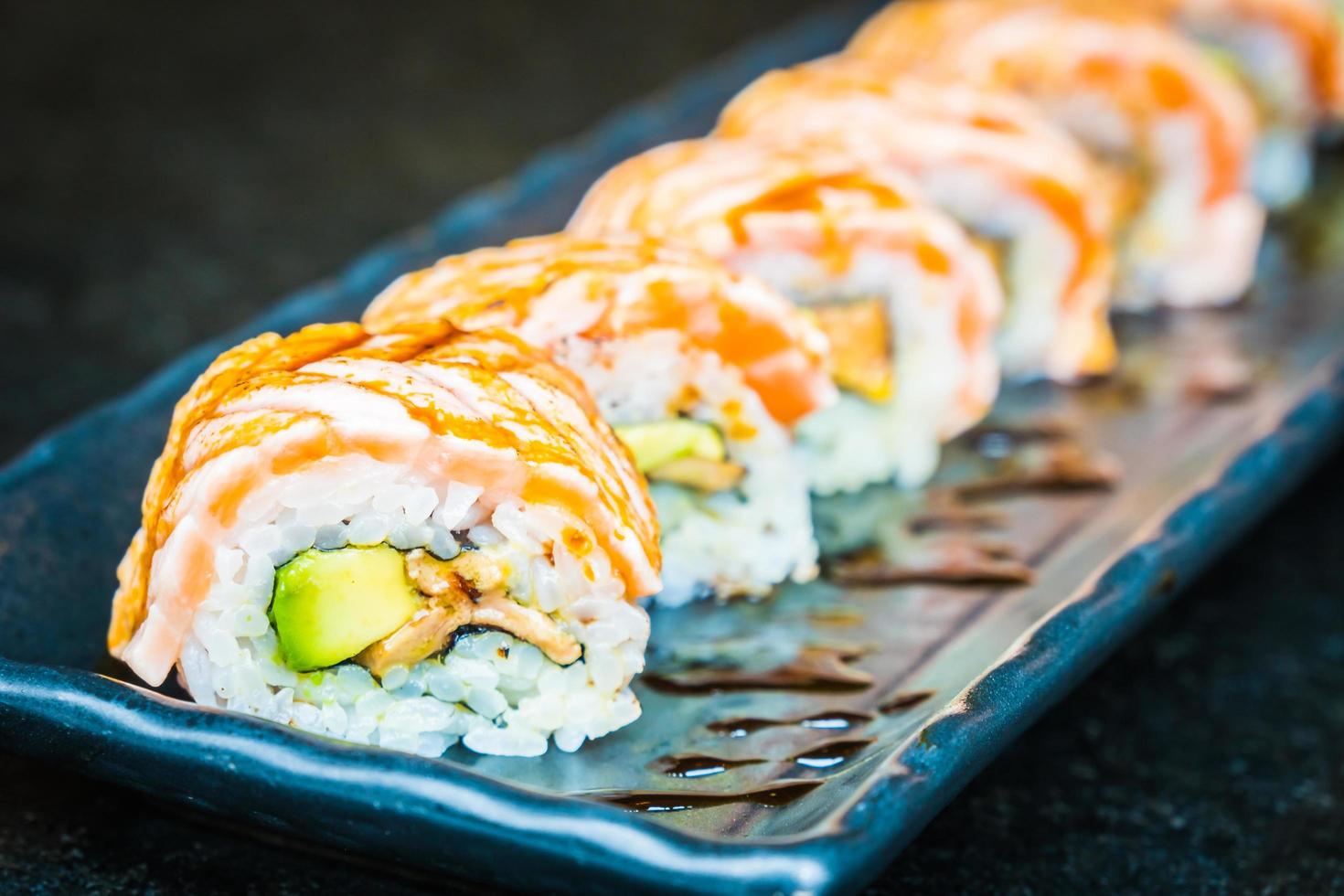 rollo de salmón sushi foto