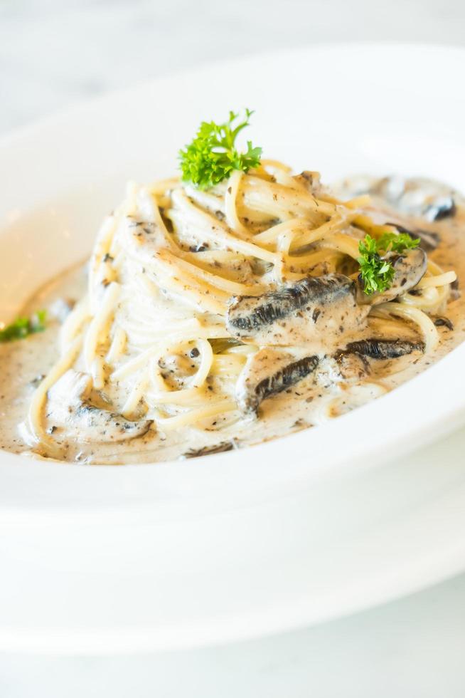 Spaghetti cream sauce with truffle mushroom photo