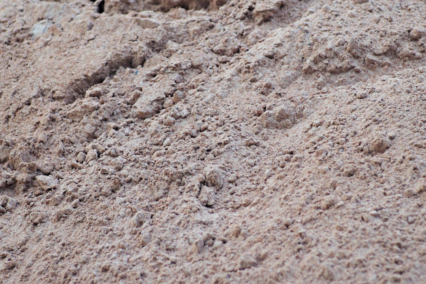 Primer montón de tierra roja en el sitio de construcción foto