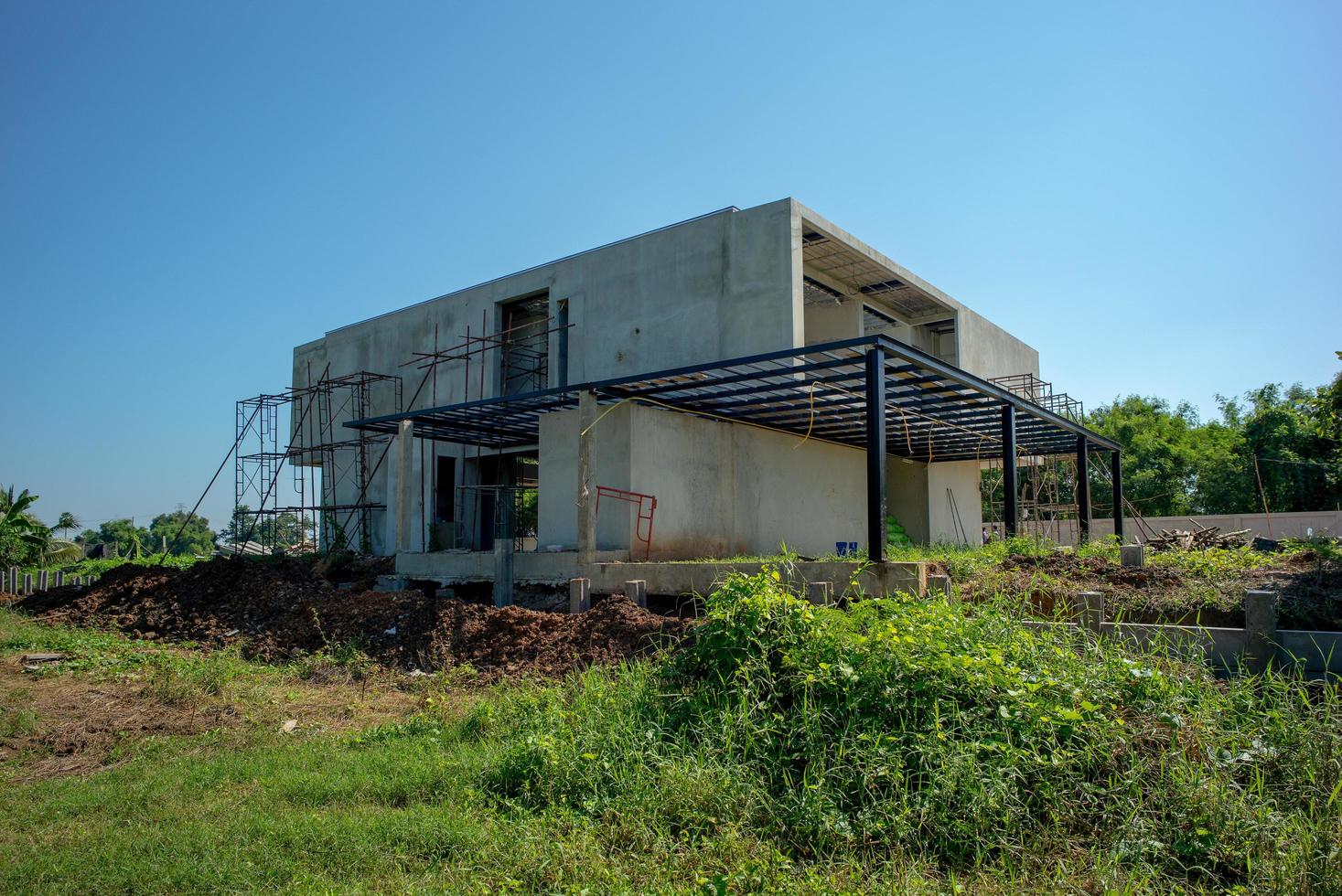 La perspectiva y el paisaje de la casa en construcción con el cielo azul de fondo foto