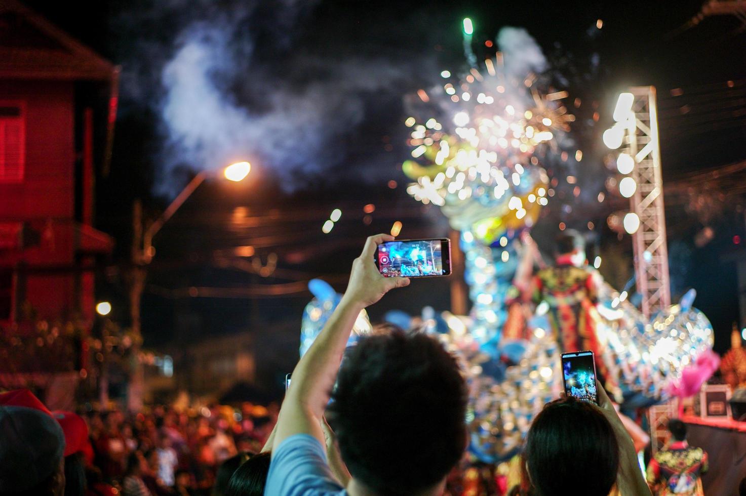 Ratchaburi, Tailandia 2018 - Celebración del año nuevo chino por la actuación tradicional de león con fuegos artificiales en la calle pública del centro de la ciudad foto