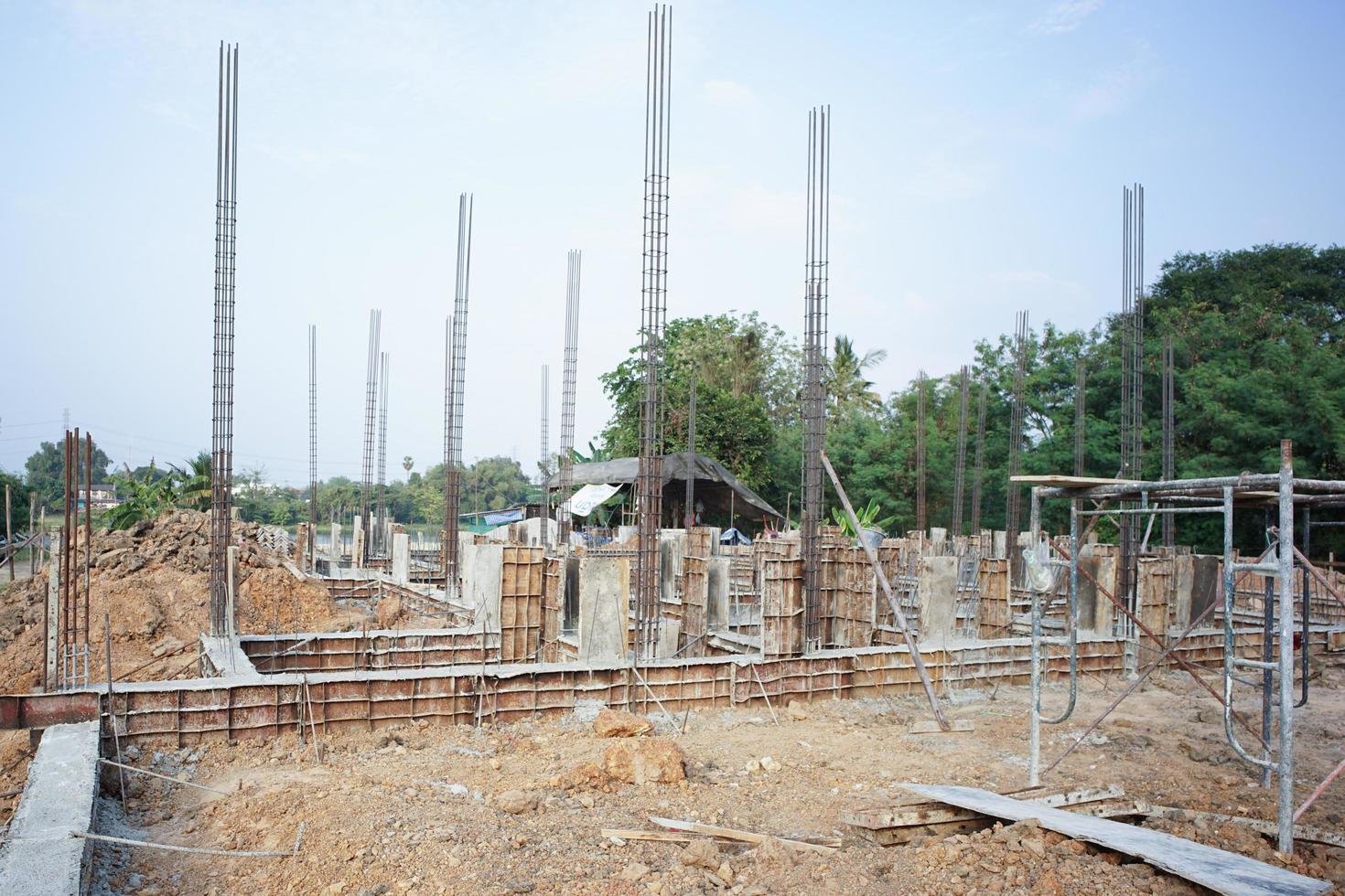 Paisaje de casa en sitio de construcción con acero de refuerzo foto