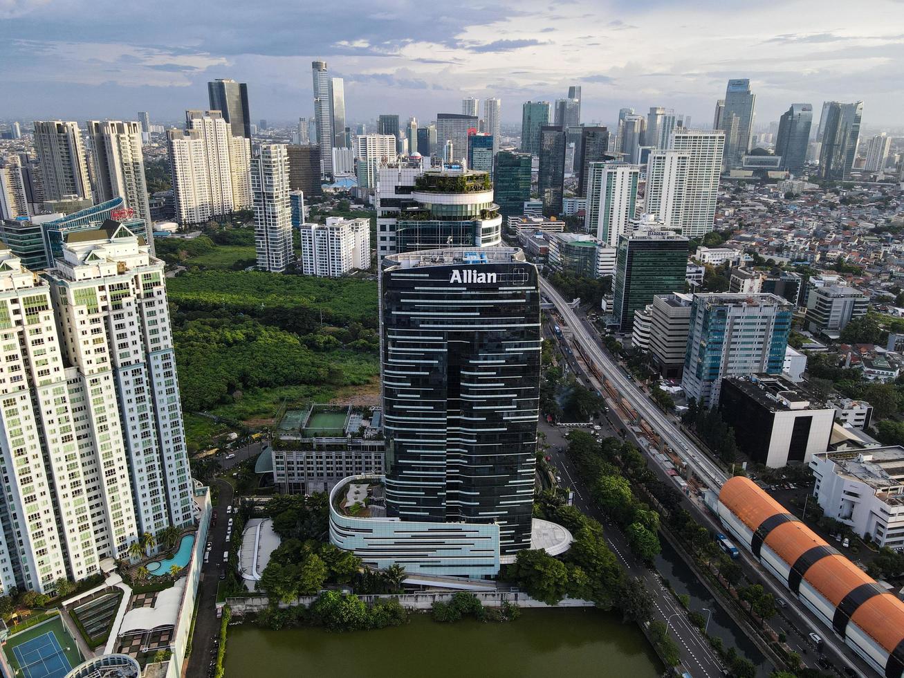 Yakarta, Indonesia 2021- vista aérea de la intersección de carreteras y edificios en la ciudad de Yakarta foto