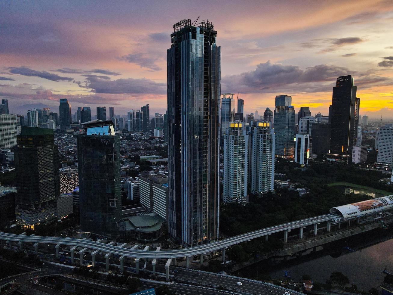 Yakarta, Indonesia 2021- vista aérea del atardecer en los rascacielos de la ciudad de Yakarta foto
