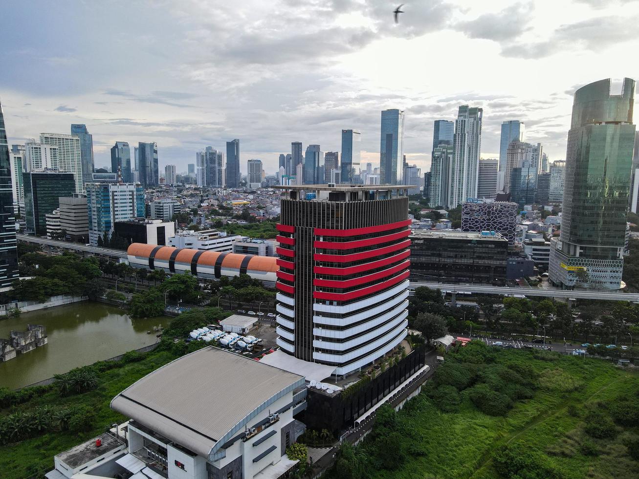 Yakarta, Indonesia 2021- vista aérea de la intersección de carreteras y edificios en la ciudad de Yakarta foto